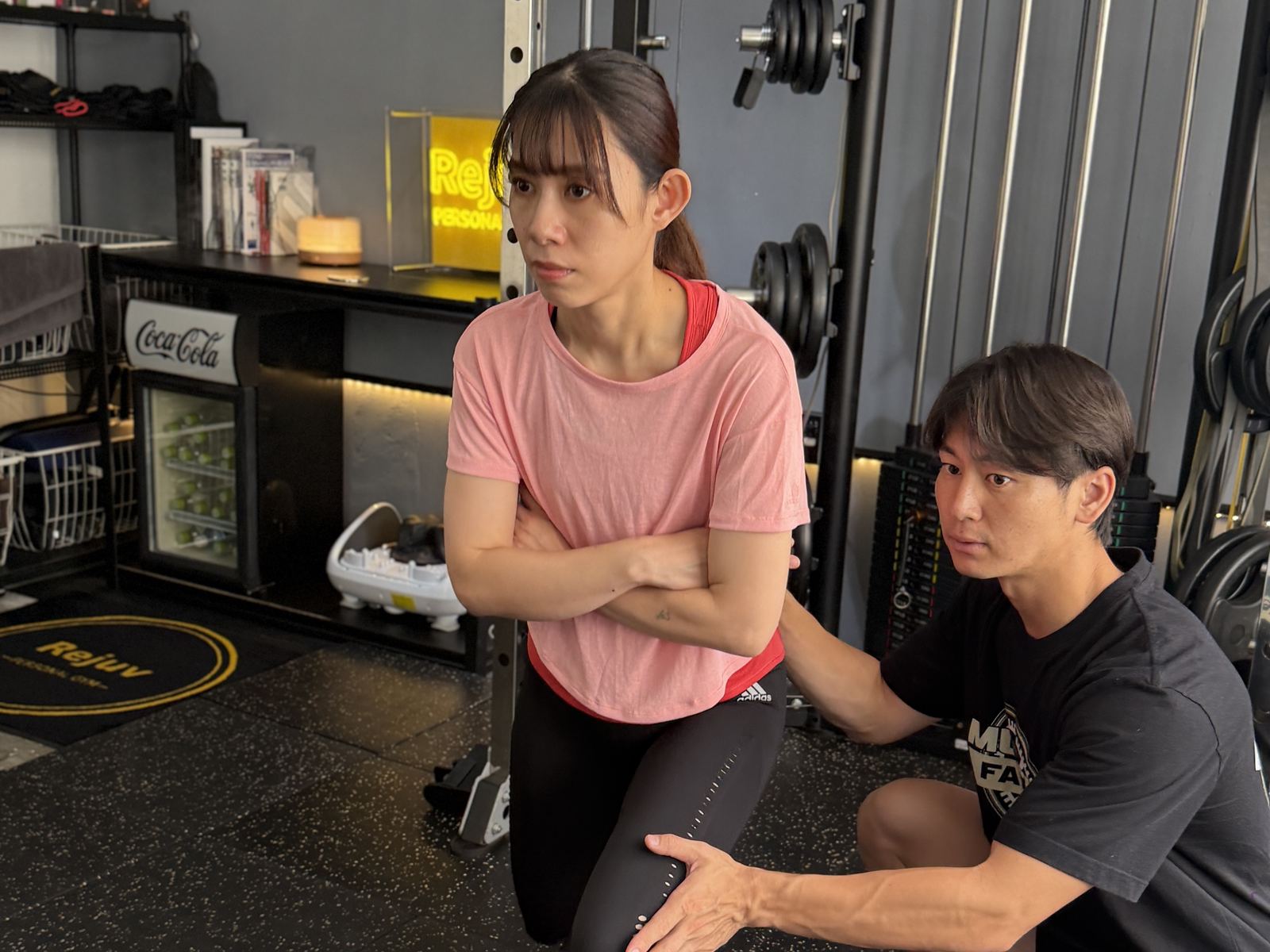 片脚を上げた立位姿勢をトレーナーが支えながら日常の動きを確認