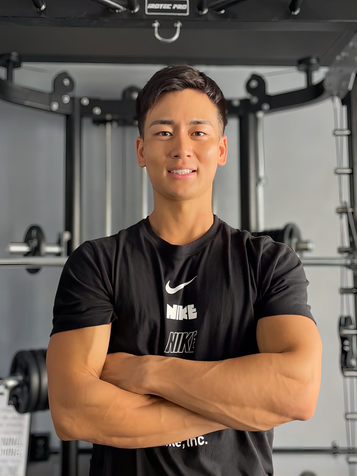 代表トレーナー 木村大樹 — 腕を組んでジムに立つ